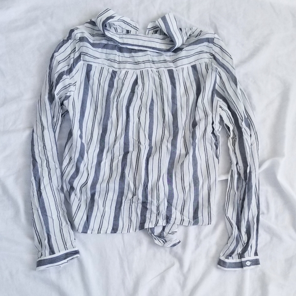 Lightweight Colared Cropped Button Up - Picture 2 of 3